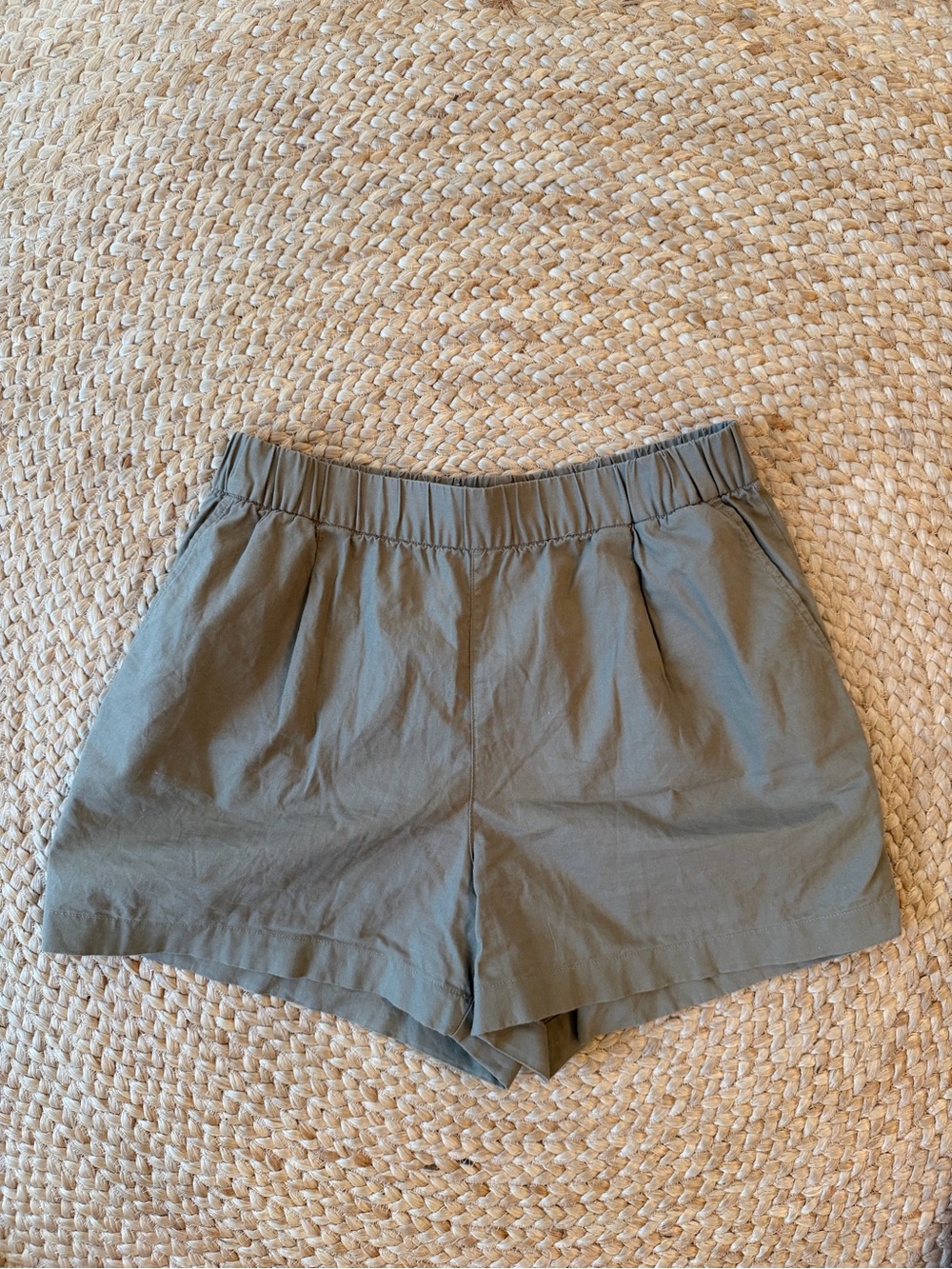 Uniqlo Olive Pull-On Tailored Shorts